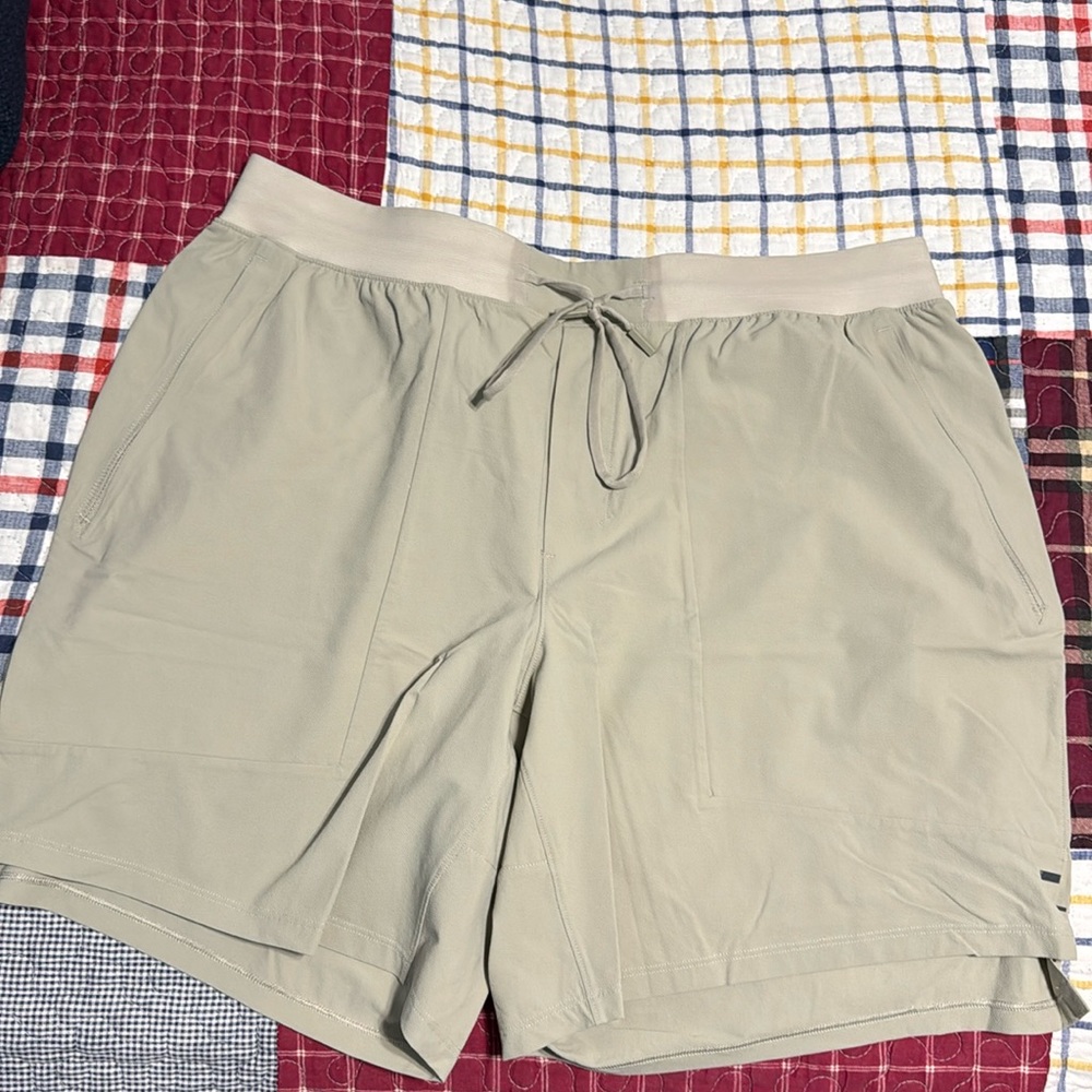 Lululemon men’s XXL short.